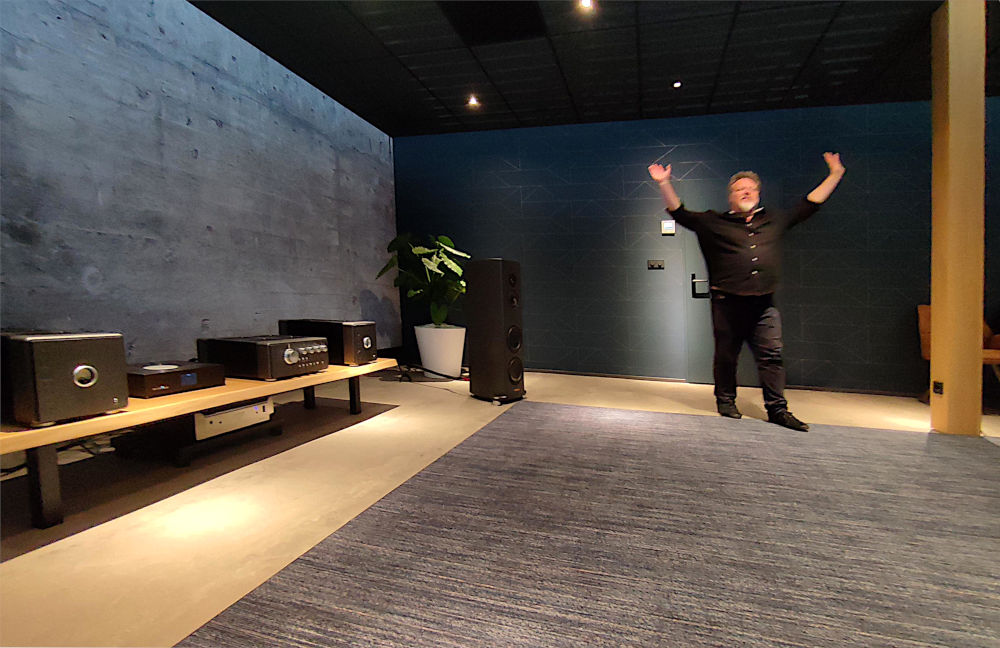 Jon Greig demonstrating AudioQuest cables at the Roosendaal facility