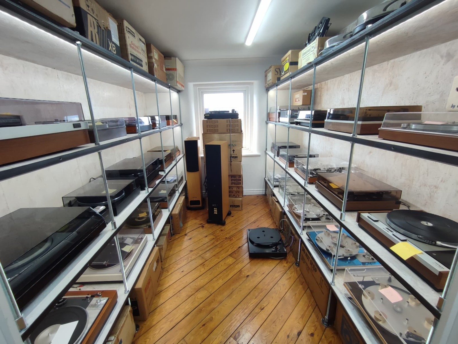 HiFiSound Turntable Museum — collection of vintage record players